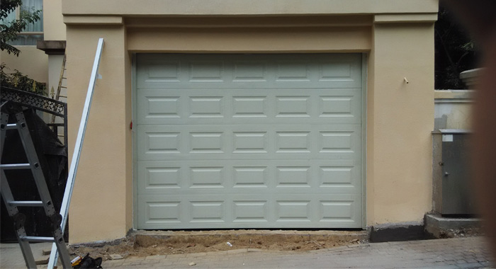 中山凯茵新城翻板车库门工程